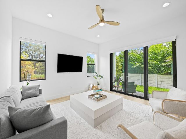 Продажа дома по адресу 1445 SW 23rd Court - фото 6241061