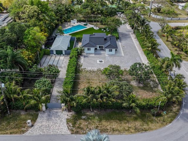 Продажа дома по адресу 8390 SW 64th St - фото 6224109