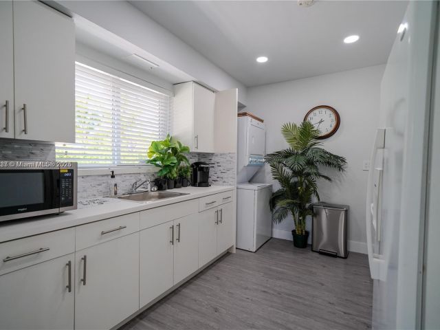 Продажа дома по адресу 8390 SW 64th St - фото 6224119