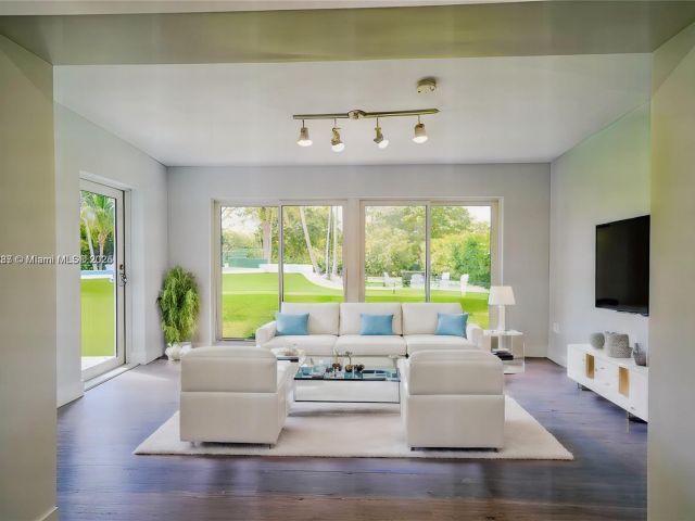 Продажа дома по адресу 8390 SW 64th St - фото 6224122