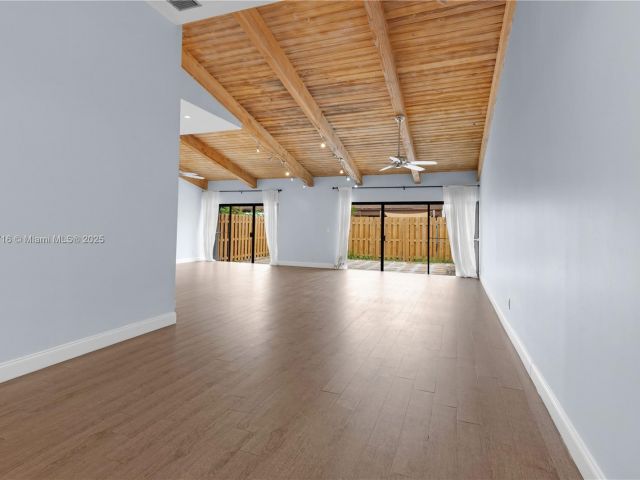 Дом в аренду по адресу 2627 S PARKVIEW DR 2627 - фото 6150852