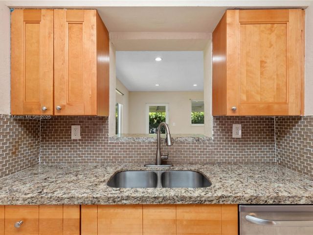 Продажа дома по адресу 918 NE 6th St - фото 6170748