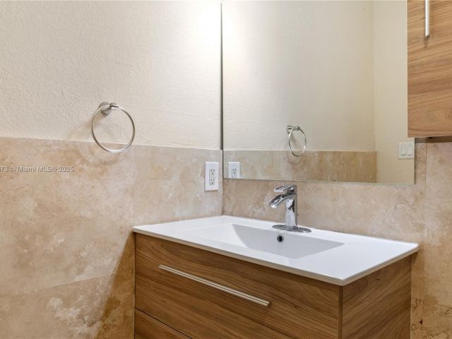 Продажа дома по адресу 918 NE 6th St - фото 6170749