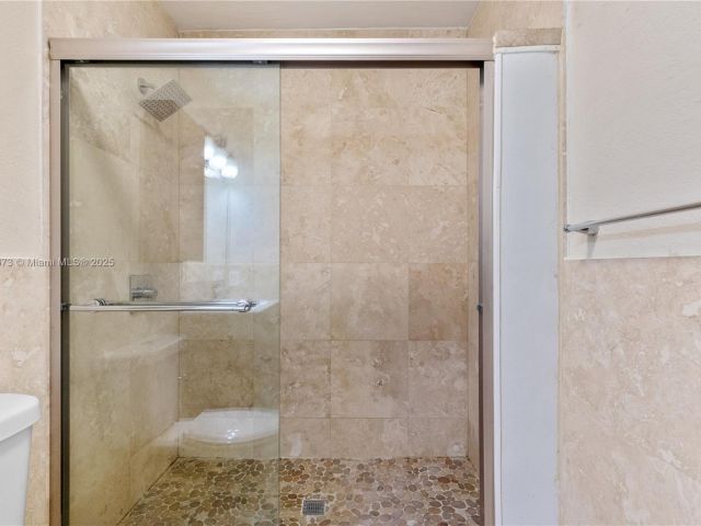 Продажа дома по адресу 918 NE 6th St - фото 6170750