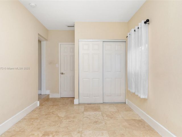 Продажа дома по адресу 918 NE 6th St - фото 6170752