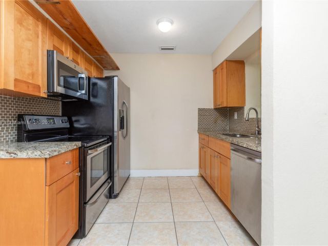 Продажа дома по адресу 918 NE 6th St - фото 6170757