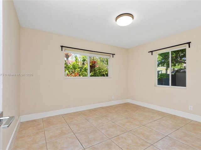 Продажа дома по адресу 918 NE 6th St - фото 6170759