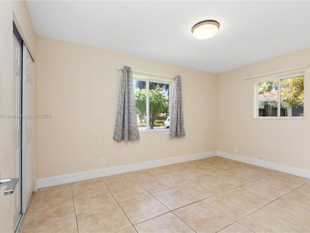 Продажа дома по адресу 918 NE 6th St - фото 6170761