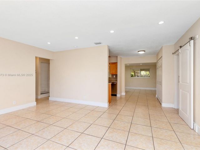 Продажа дома по адресу 918 NE 6th St - фото 6170764