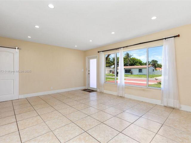 Продажа дома по адресу 918 NE 6th St - фото 6170765