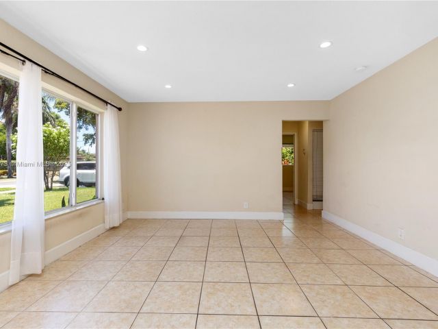 Продажа дома по адресу 918 NE 6th St - фото 6170766