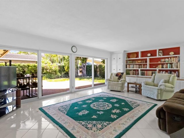 Продажа дома по адресу 6331 NE 22nd Ave - фото 6183270