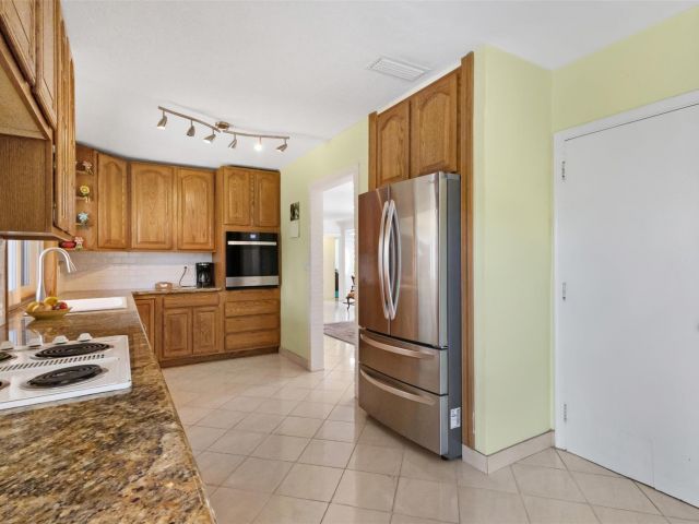 Продажа дома по адресу 6331 NE 22nd Ave - фото 6183272