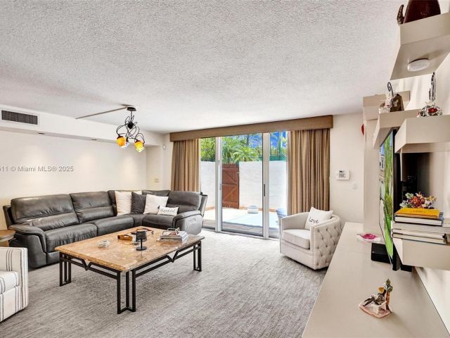 Продажа дома по адресу 20939 NE 37th Ct - фото 6154298