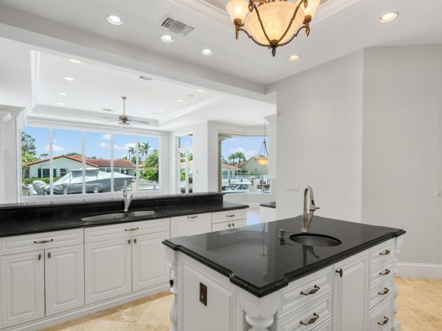 Продажа дома по адресу 501 Golden Harbour Dr - фото 6157641