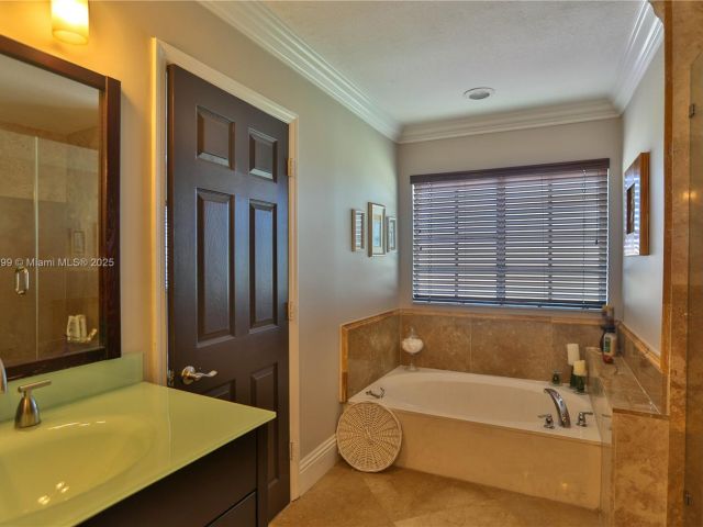 Продажа дома по адресу 3610 NE 15th Dr - фото 6154605