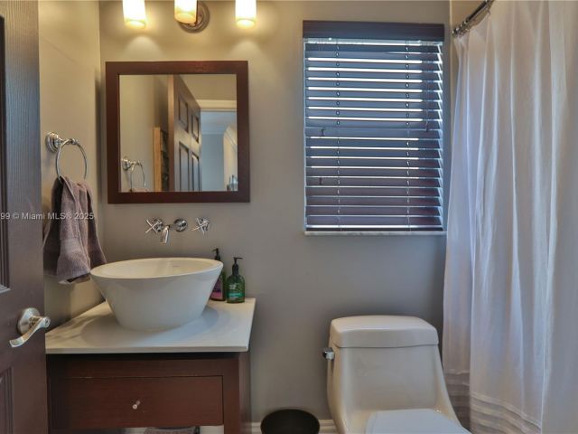 Продажа дома по адресу 3610 NE 15th Dr - фото 6154610