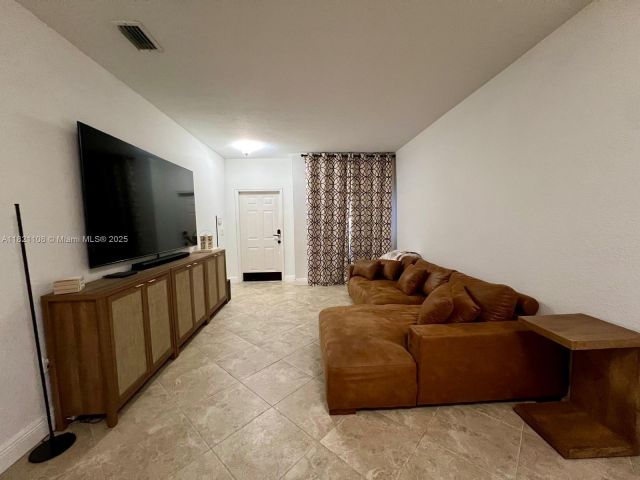 Дом в аренду по адресу 2214 SE 23rd Ave 2214 - фото 6167426