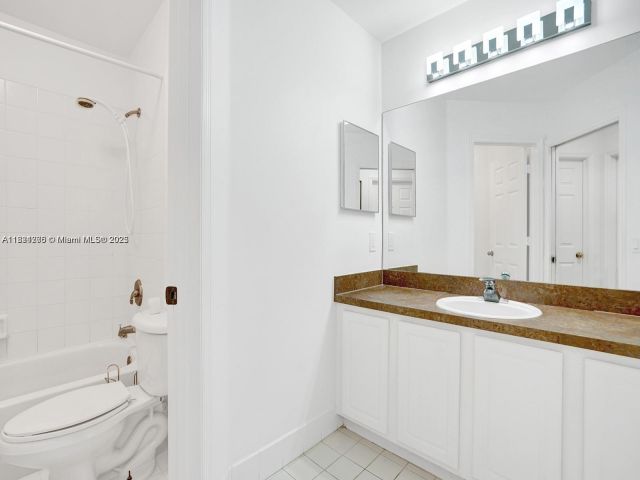 Продажа дома по адресу 5343 NW 111th Ct - фото 6155562