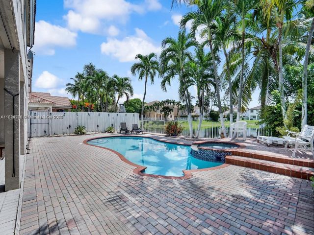 Продажа дома по адресу 5343 NW 111th Ct - фото 6155564