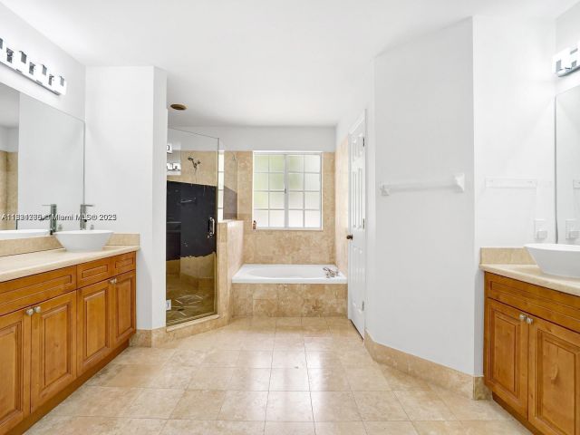 Продажа дома по адресу 5343 NW 111th Ct - фото 6155569