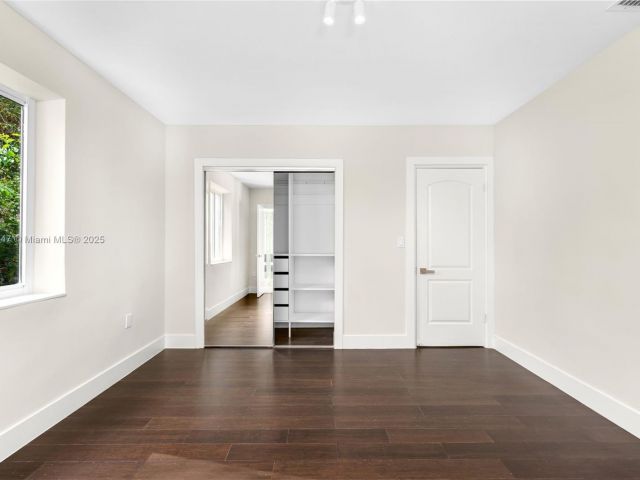 Продажа дома по адресу 427 W 43rd St - фото 6155087