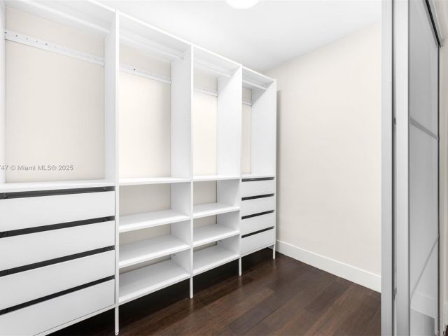 Продажа дома по адресу 427 W 43rd St - фото 6155089