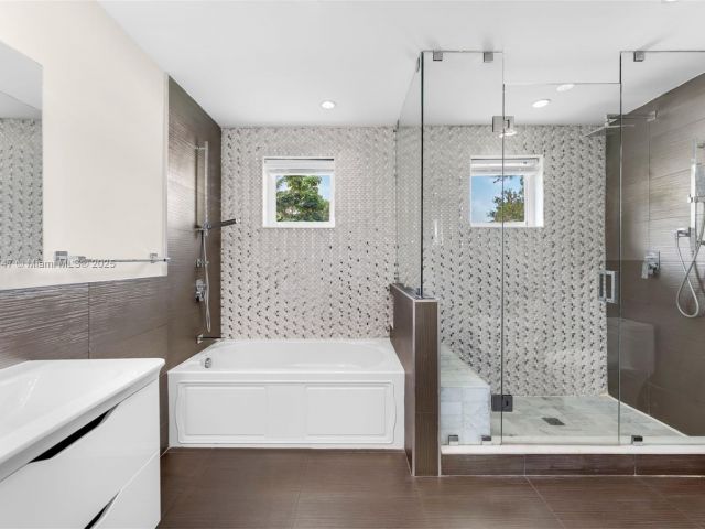 Продажа дома по адресу 427 W 43rd St - фото 6155091