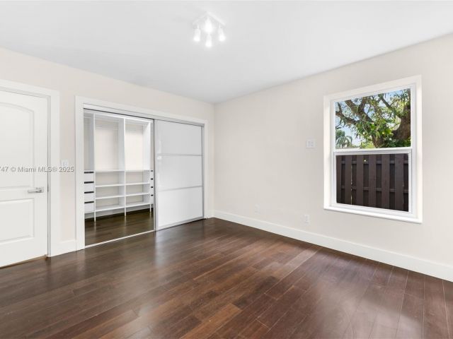 Продажа дома по адресу 427 W 43rd St - фото 6155094