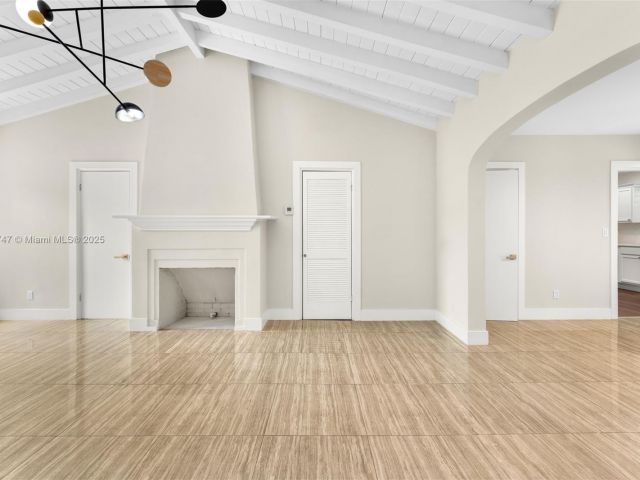 Продажа дома по адресу 427 W 43rd St - фото 6155097