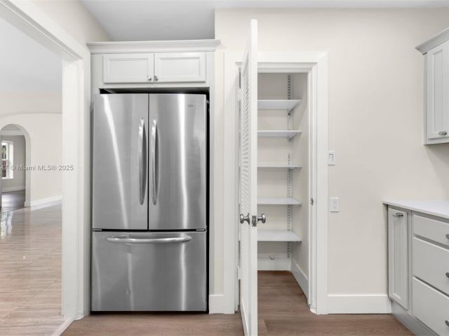 Продажа дома по адресу 427 W 43rd St - фото 6155100