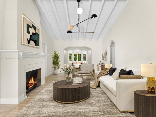 Продажа дома по адресу 427 W 43rd St - фото 6155103