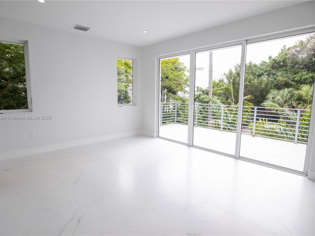 Продажа дома по адресу 3374 Day ave A - фото 6168969