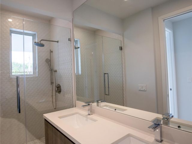 Продажа дома по адресу 3374 Day ave A - фото 6168970