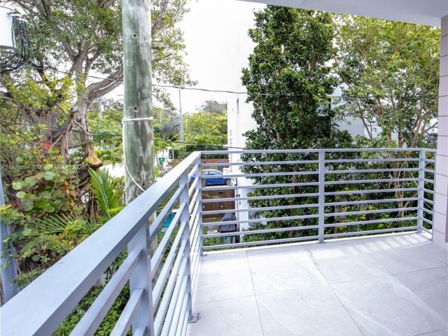 Продажа дома по адресу 3374 Day ave A - фото 6168971