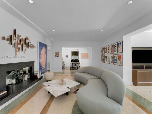 Продажа дома по адресу 6165 Pine Tree Dr - фото 6155067