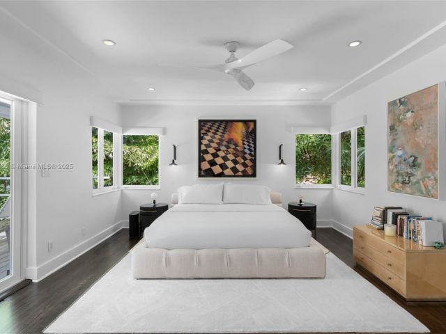 Продажа дома по адресу 6165 Pine Tree Dr - фото 6155073