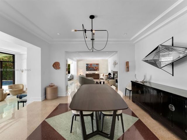 Продажа дома по адресу 6165 Pine Tree Dr - фото 6155074