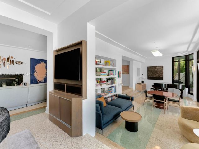 Продажа дома по адресу 6165 Pine Tree Dr - фото 6155075