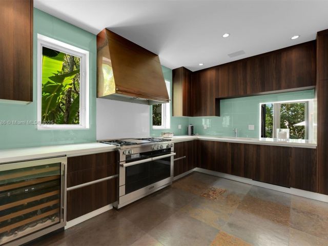 Продажа дома по адресу 6165 Pine Tree Dr - фото 6155076