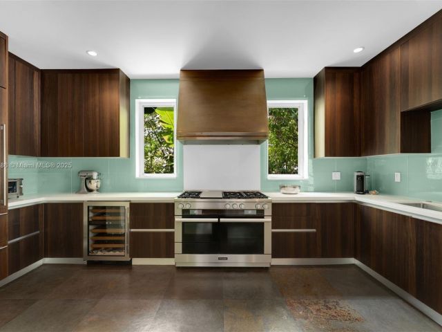 Продажа дома по адресу 6165 Pine Tree Dr - фото 6155077