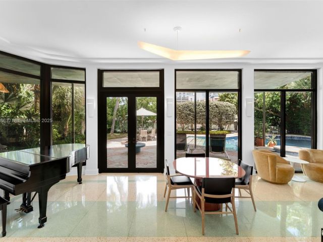 Продажа дома по адресу 6165 Pine Tree Dr - фото 6155078