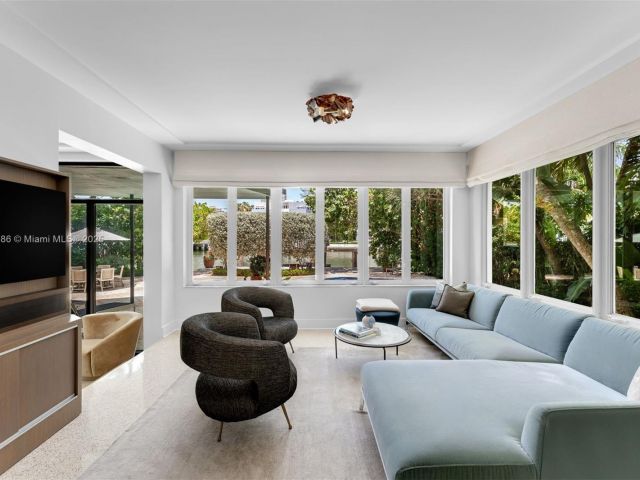 Продажа дома по адресу 6165 Pine Tree Dr - фото 6155079