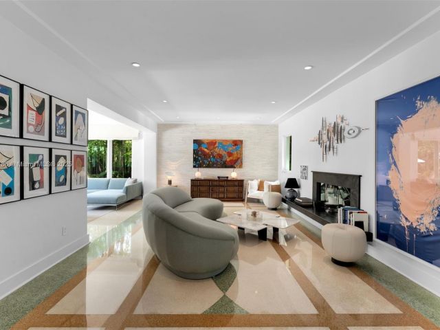 Продажа дома по адресу 6165 Pine Tree Dr - фото 6155080