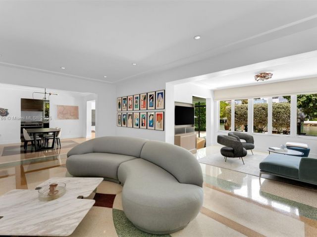 Продажа дома по адресу 6165 Pine Tree Dr - фото 6155081