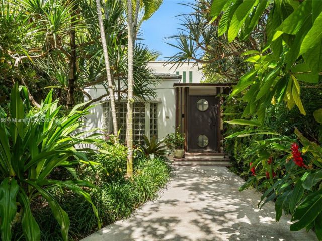 Продажа дома по адресу 6165 Pine Tree Dr - фото 6155082