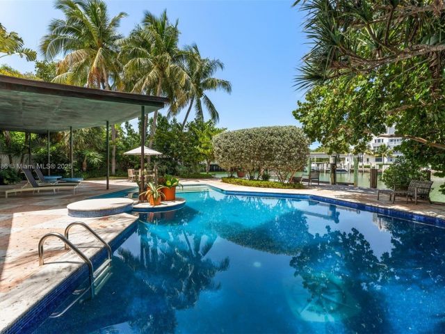 Продажа дома по адресу 6165 Pine Tree Dr - фото 6155084