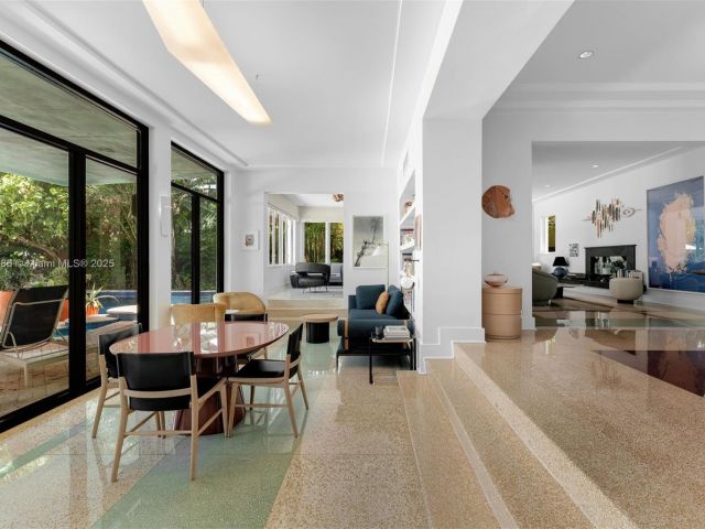 Продажа дома по адресу 6165 Pine Tree Dr - фото 6155086