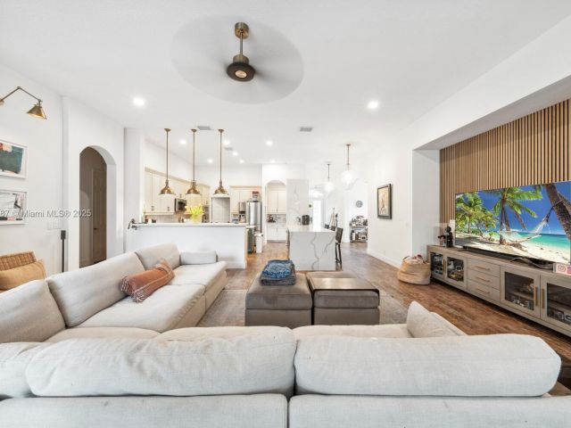 Продажа дома по адресу 4864 Tropicana Ave - фото 6153838