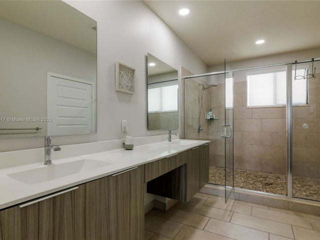 Дом в аренду по адресу 4714 NW 84th Ct 4714 - фото 6155891